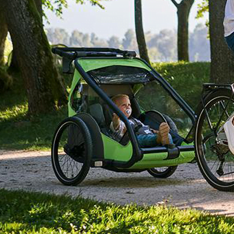Kettler-Fahrradanhänger-Mietanhänger-ebike-center Kettler Fahrradanhänger mit Kind während einer Radtour